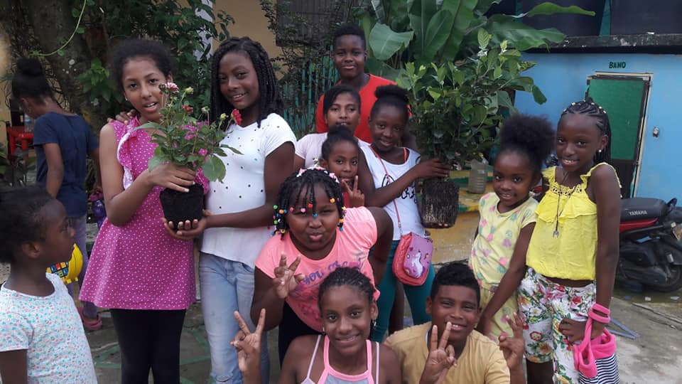 Nuestros Niños Sembrando en la Estación Ecológica Arupacha